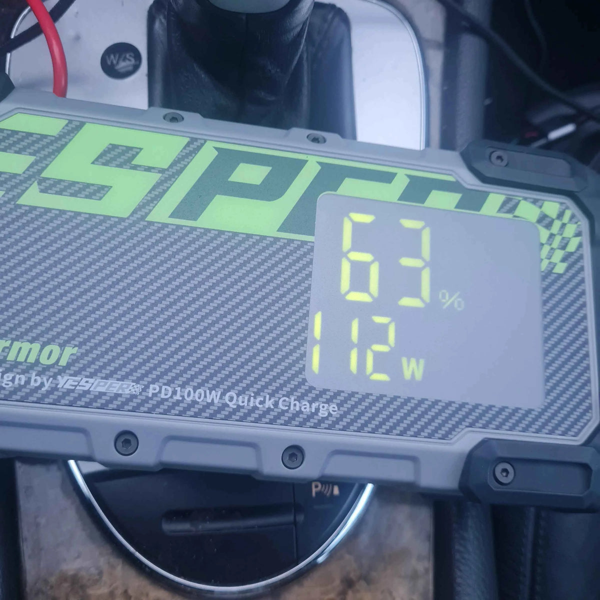 YESPER ARMOR LCD ekranas 63% 112W PD100W Quick Charge įkrovimas automobilio salone