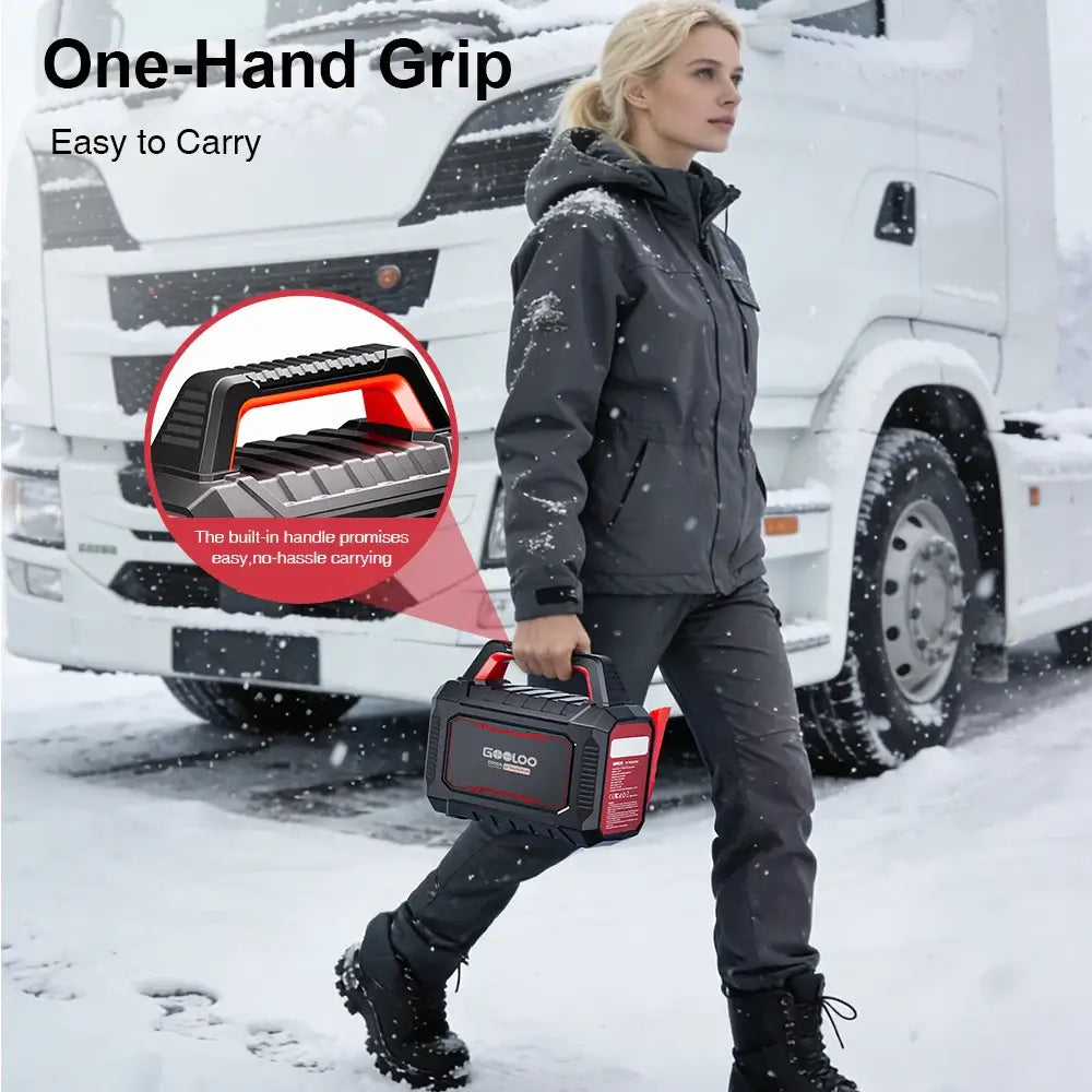 Moteris nešanti GOOLOO GT TRUCK PLUS sunkiasvorių transporto priemonių užvedėją sniege su patogia rankena.