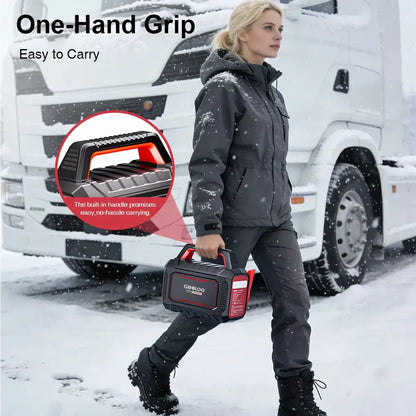 Moteris nešanti GOOLOO GT TRUCK PLUS sunkiasvorių transporto priemonių užvedėją sniege su patogia rankena.
