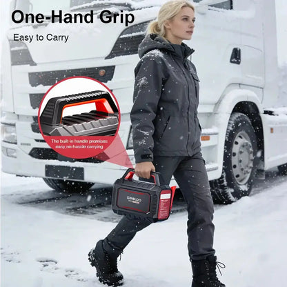 Moteris nešanti GOOLOO GT TRUCK PLUS sunkiasvorių transporto priemonių užvedėją sniege su patogia rankena.